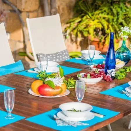 Holiday Sleeps 8 With Pool Air Con And Wifi بيت للعطل